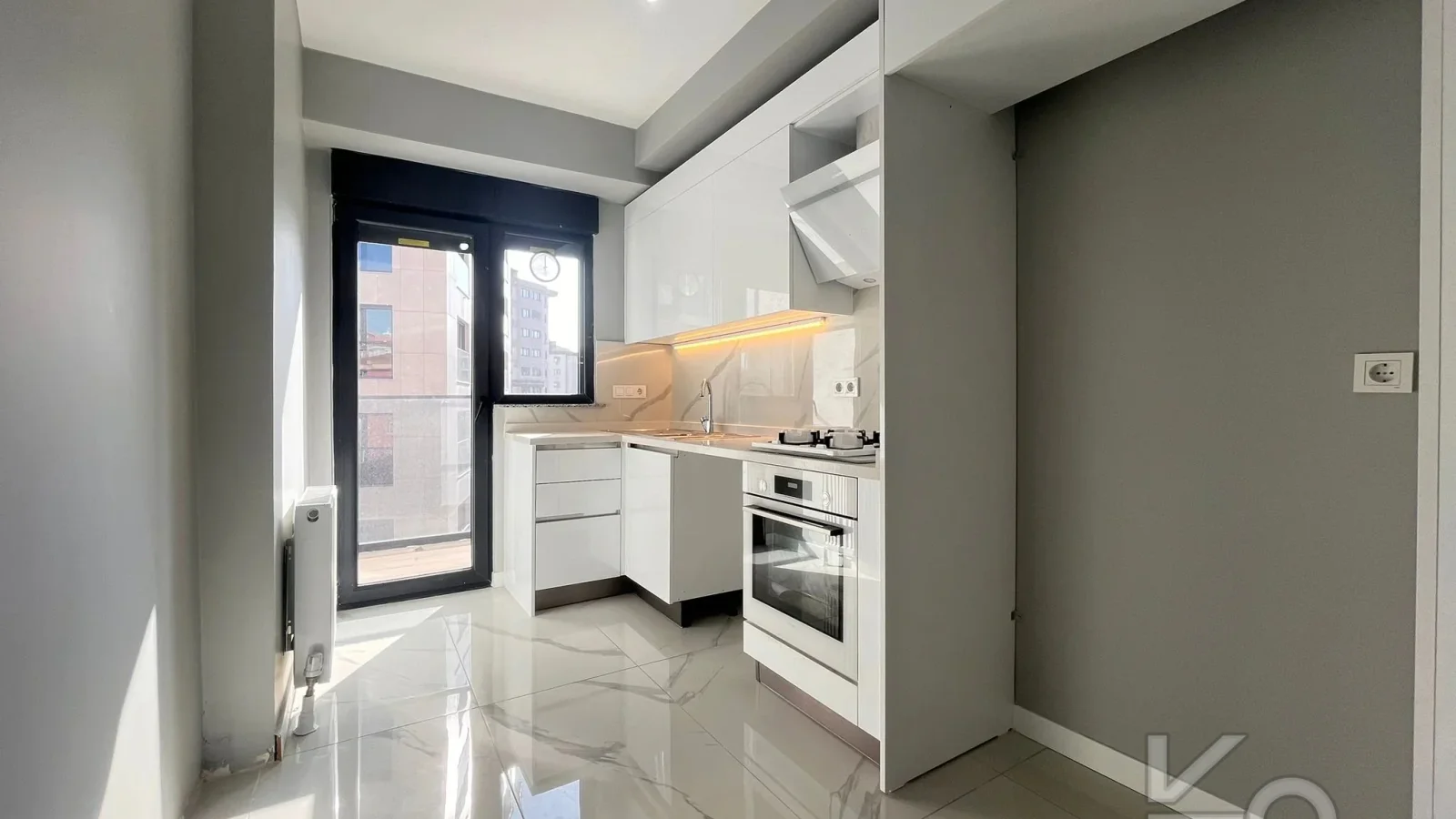 Laci̇vertcadde Bostanci'da 7/24 Güvenlikli Balkonlu Ebeveynli 75m² Net 2+1
