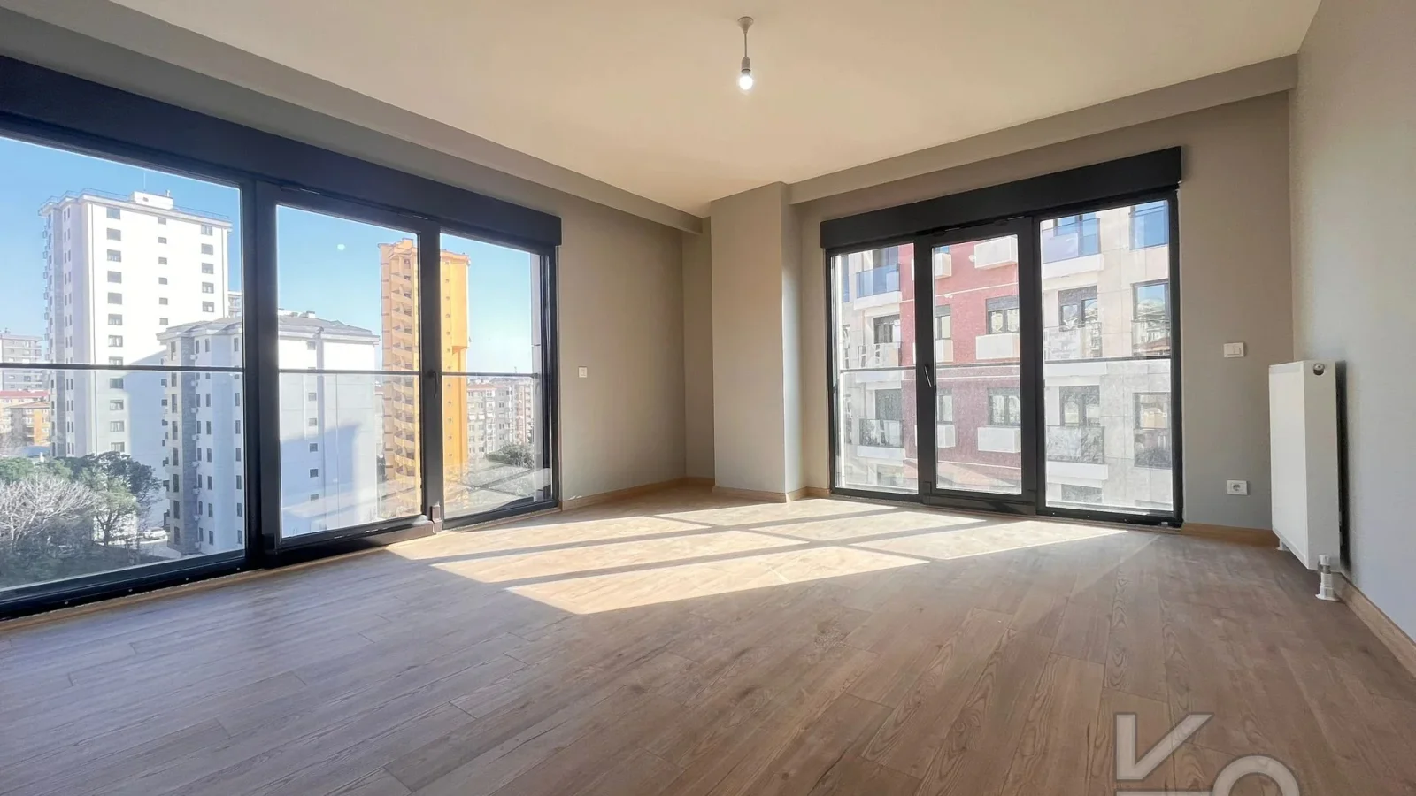 Laci̇vertcadde Bostanci'da 7/24 Güvenlikli Balkonlu Ebeveynli 75m² Net 2+1