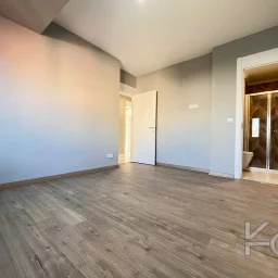 Laci̇vertcadde Bostanci'da 7/24 Güvenlikli Balkonlu Ebeveynli 75m² Net 2+1