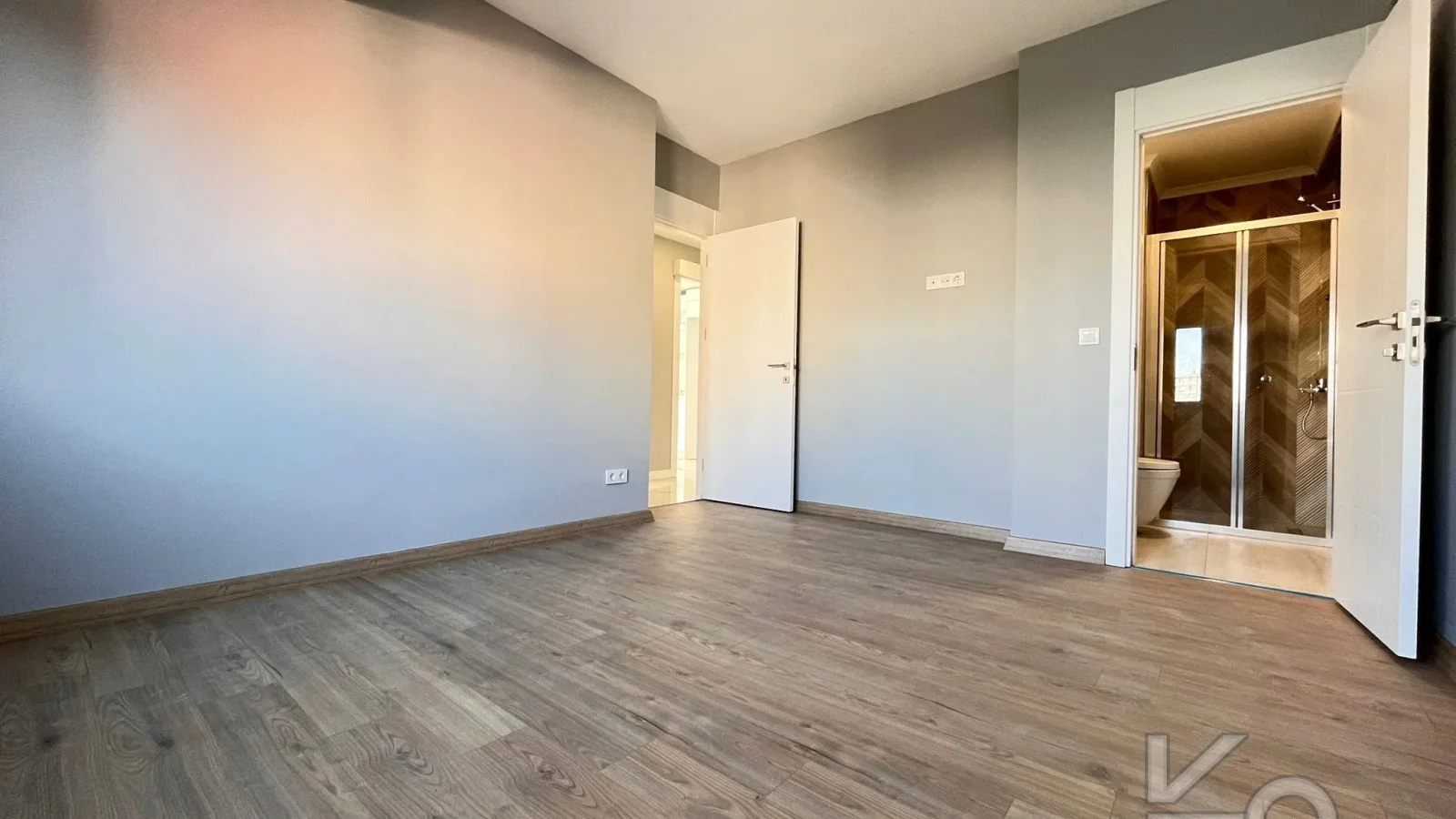 Laci̇vertcadde Bostanci'da 7/24 Güvenlikli Balkonlu Ebeveynli 75m² Net 2+1