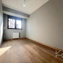 Laci̇vertcadde Bostanci'da 7/24 Güvenlikli Balkonlu Ebeveynli 75m² Net 2+1