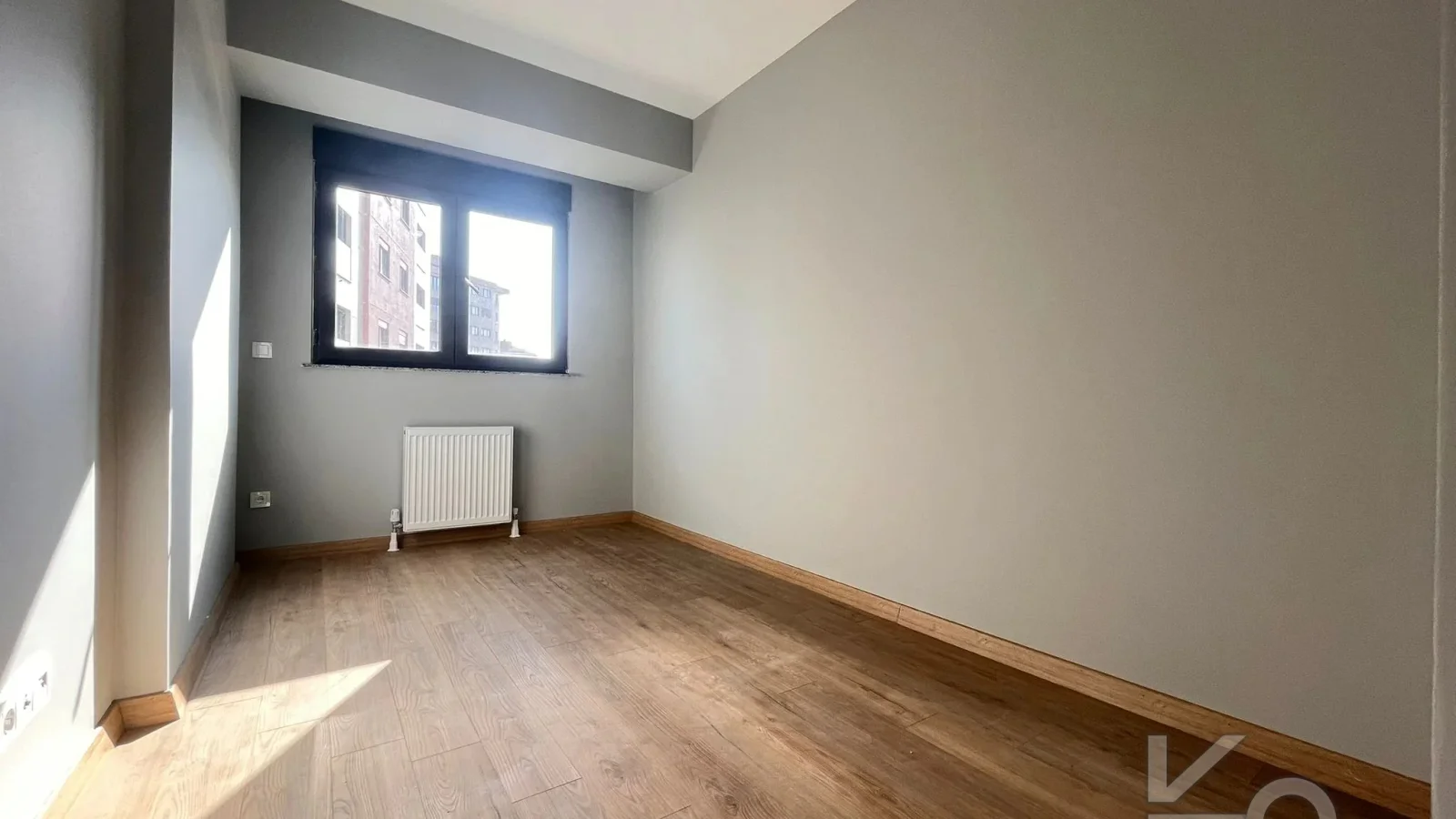 Laci̇vertcadde Bostanci'da 7/24 Güvenlikli Balkonlu Ebeveynli 75m² Net 2+1