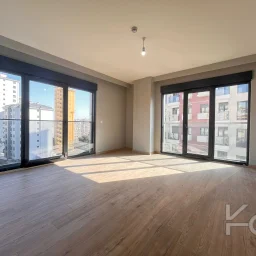 Laci̇vertcadde Bostanci'da 7/24 Güvenlikli Balkonlu Ebeveynli 75m² Net 2+1