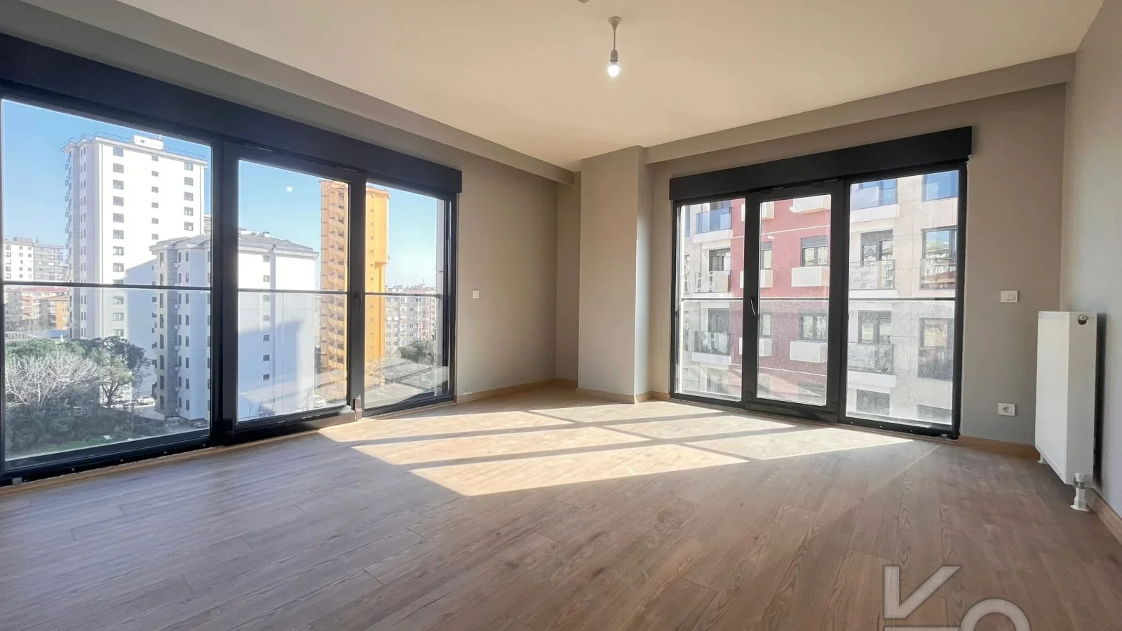 Laci̇vertcadde Bostanci'da 7/24 Güvenlikli Balkonlu Ebeveynli 75m² Net 2+1