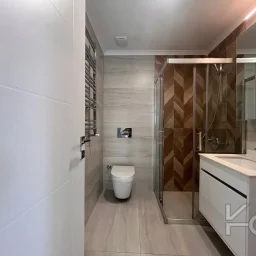 Laci̇vertcadde Bostanci'da 7/24 Güvenlikli Balkonlu Ebeveynli 75m² Net 2+1