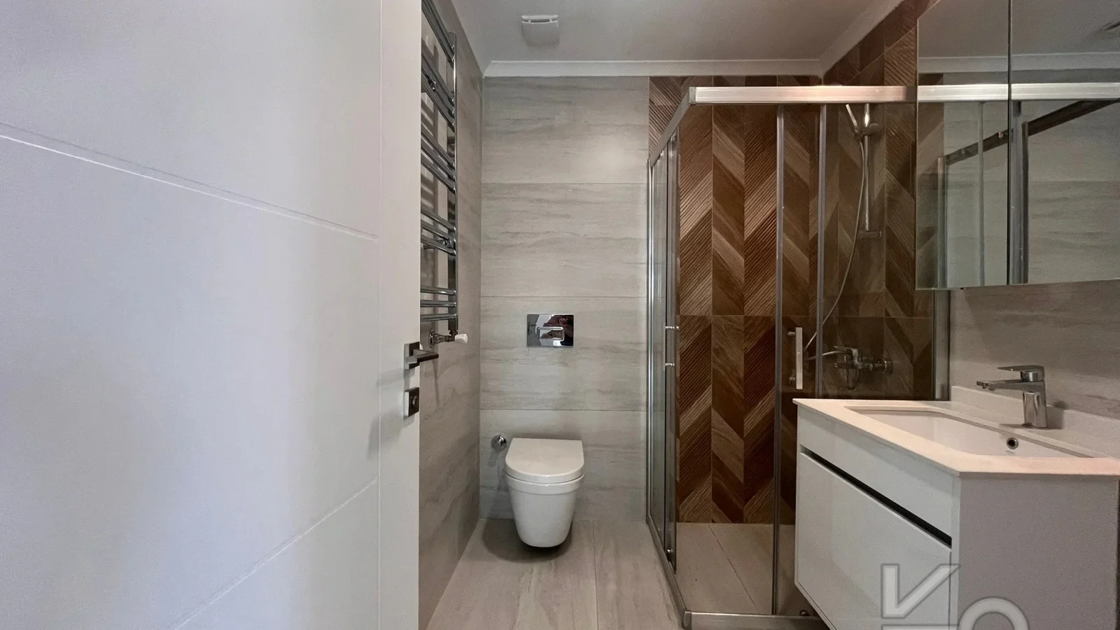 Laci̇vertcadde Bostanci'da 7/24 Güvenlikli Balkonlu Ebeveynli 75m² Net 2+1