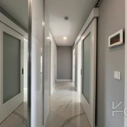 Laci̇vertcadde Bostanci'da 7/24 Güvenlikli Balkonlu Ebeveynli 75m² Net 2+1