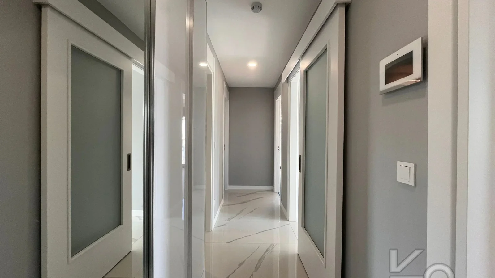Laci̇vertcadde Bostanci'da 7/24 Güvenlikli Balkonlu Ebeveynli 75m² Net 2+1