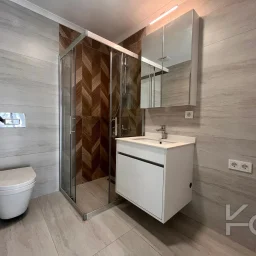 Laci̇vertcadde Bostanci'da 7/24 Güvenlikli Balkonlu Ebeveynli 75m² Net 2+1