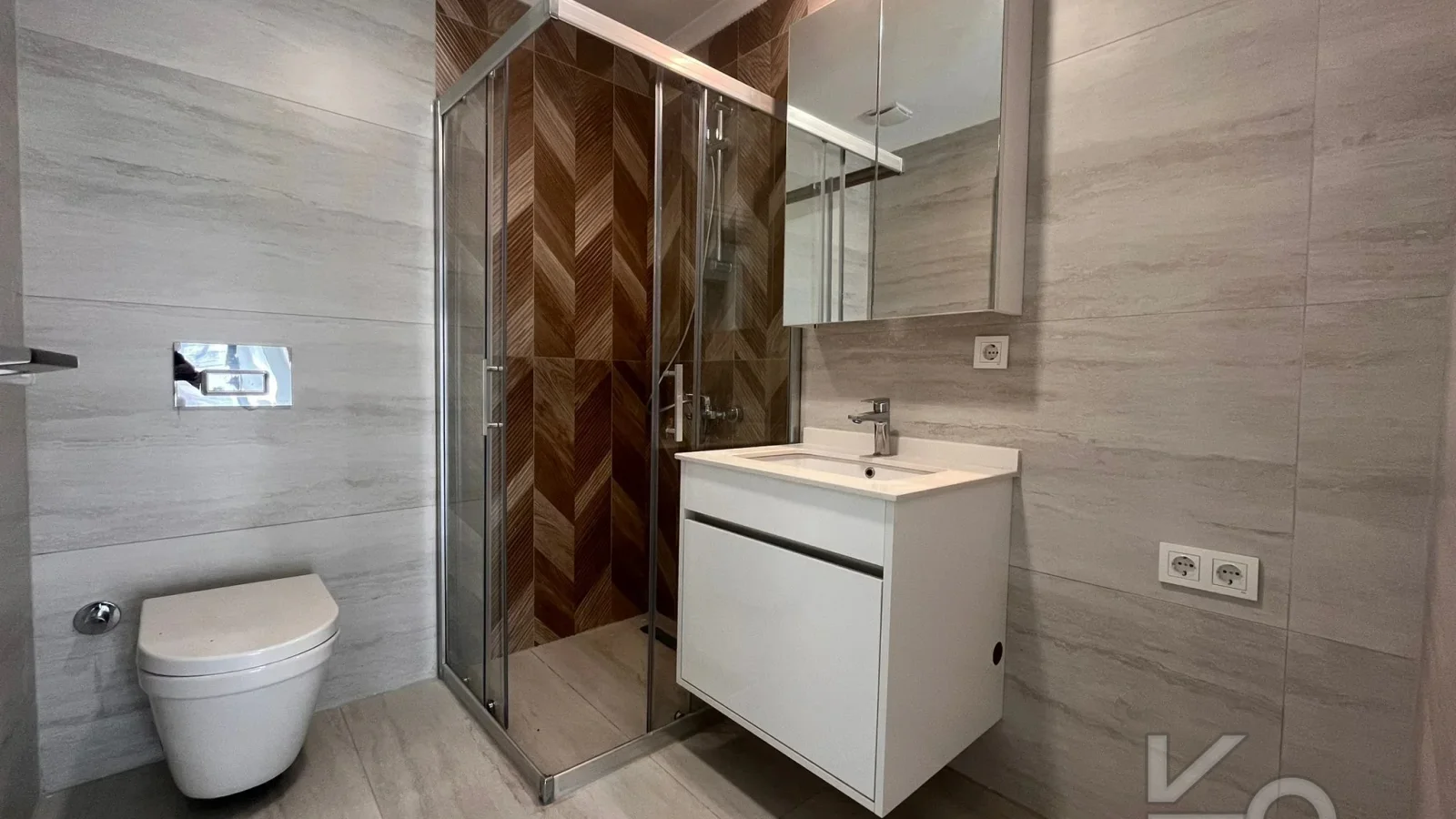 Laci̇vertcadde Bostanci'da 7/24 Güvenlikli Balkonlu Ebeveynli 75m² Net 2+1
