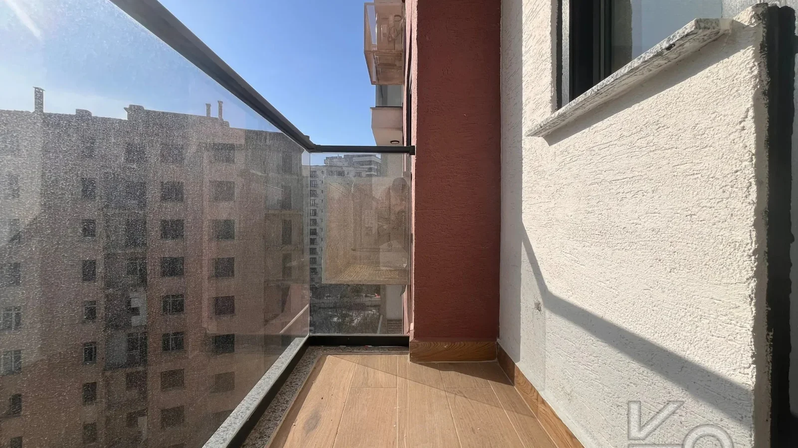 Laci̇vertcadde Bostanci'da 7/24 Güvenlikli Balkonlu Ebeveynli 75m² Net 2+1