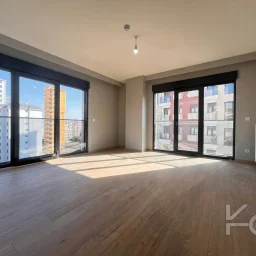 Laci̇vertcadde Bostanci'da 7/24 Güvenlikli Balkonlu Ebeveynli 75m² Net 2+1