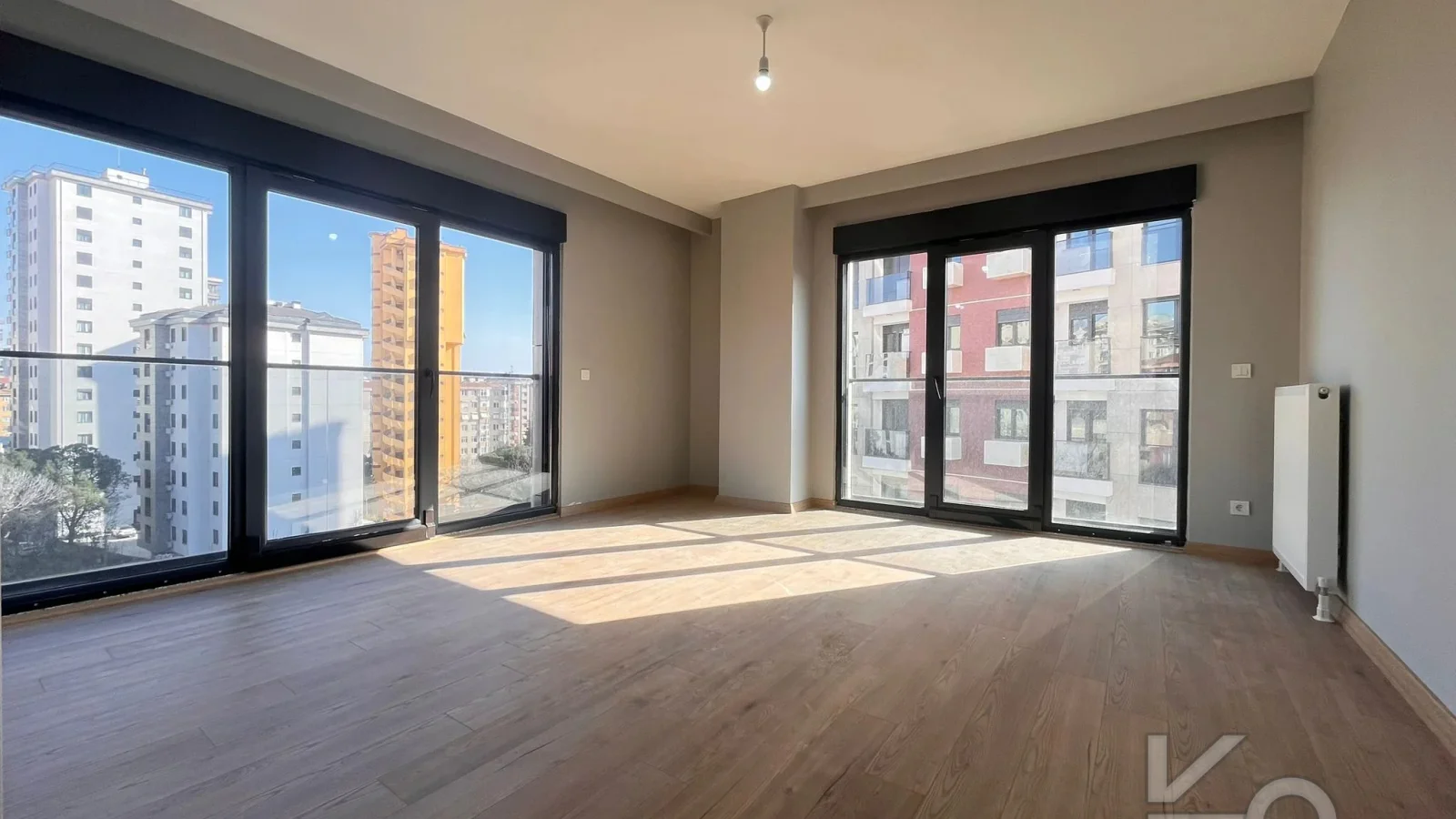 Laci̇vertcadde Bostanci'da 7/24 Güvenlikli Balkonlu Ebeveynli 75m² Net 2+1