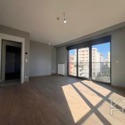Laci̇vertcadde Bostanci'da 7/24 Güvenlikli Balkonlu Ebeveynli 75m² Net 2+1