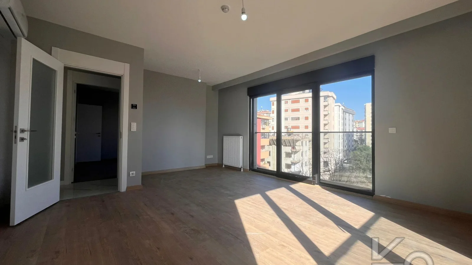 Laci̇vertcadde Bostanci'da 7/24 Güvenlikli Balkonlu Ebeveynli 75m² Net 2+1