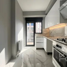 Laci̇vertcadde Bostanci'da 7/24 Güvenlikli Balkonlu Ebeveynli 75m² Net 2+1