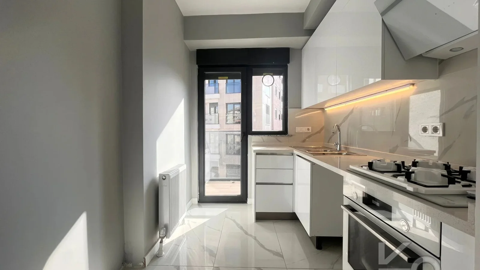 Laci̇vertcadde Bostanci'da 7/24 Güvenlikli Balkonlu Ebeveynli 75m² Net 2+1