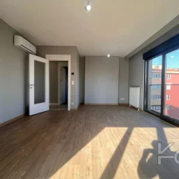 Laci̇vertcadde Bostanci'da 7/24 Güvenlikli Balkonlu Ebeveynli 75m² Net 2+1