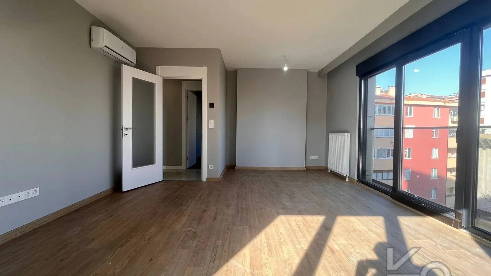 Laci̇vertcadde Bostanci'da 7/24 Güvenlikli Balkonlu Ebeveynli 75m² Net 2+1