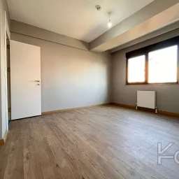 Laci̇vertcadde Bostanci'da 7/24 Güvenlikli Balkonlu Ebeveynli 75m² Net 2+1