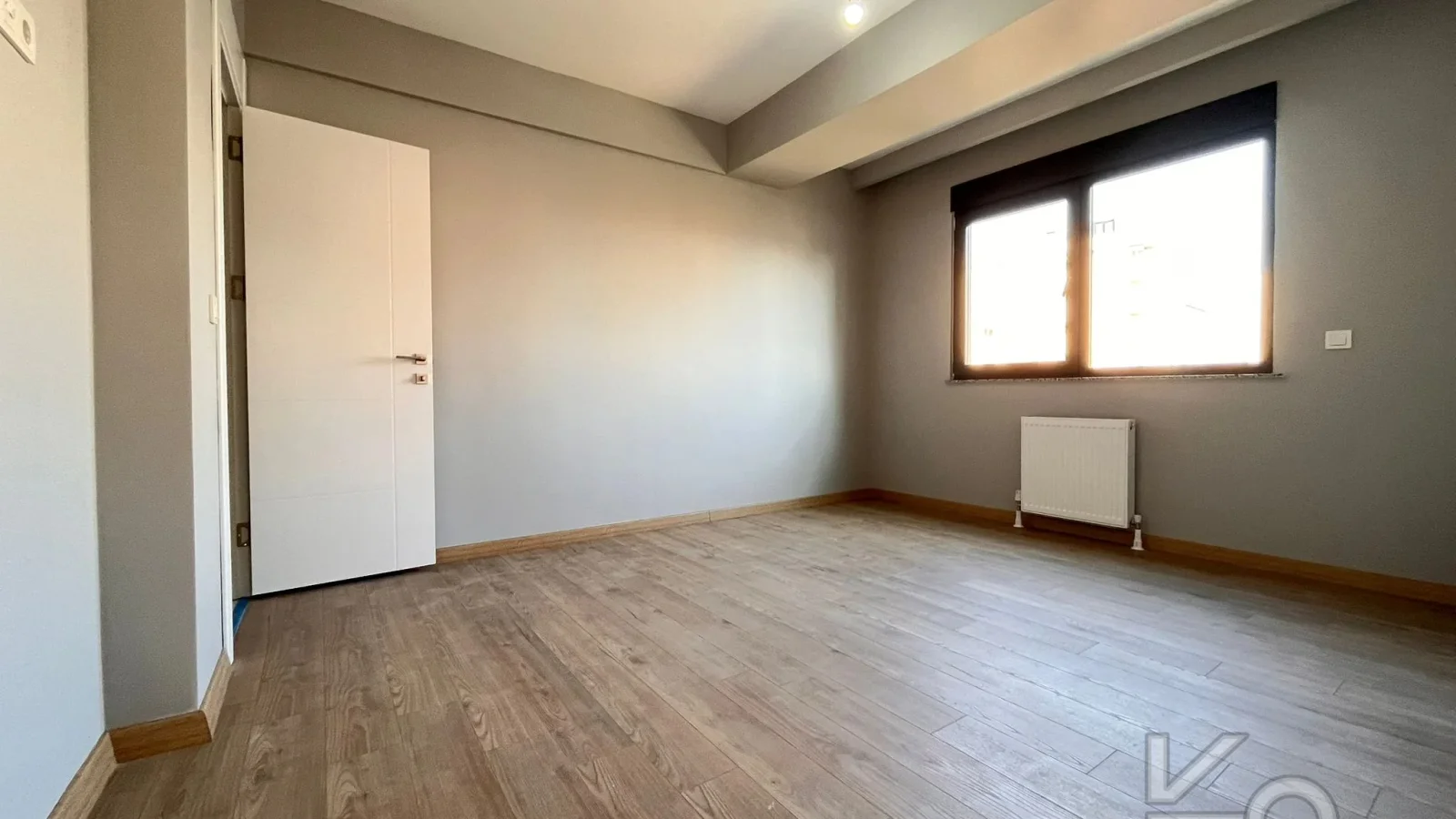 Laci̇vertcadde Bostanci'da 7/24 Güvenlikli Balkonlu Ebeveynli 75m² Net 2+1