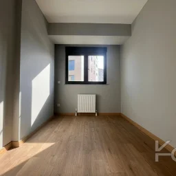 Laci̇vertcadde Bostanci'da 7/24 Güvenlikli Balkonlu Ebeveynli 75m² Net 2+1