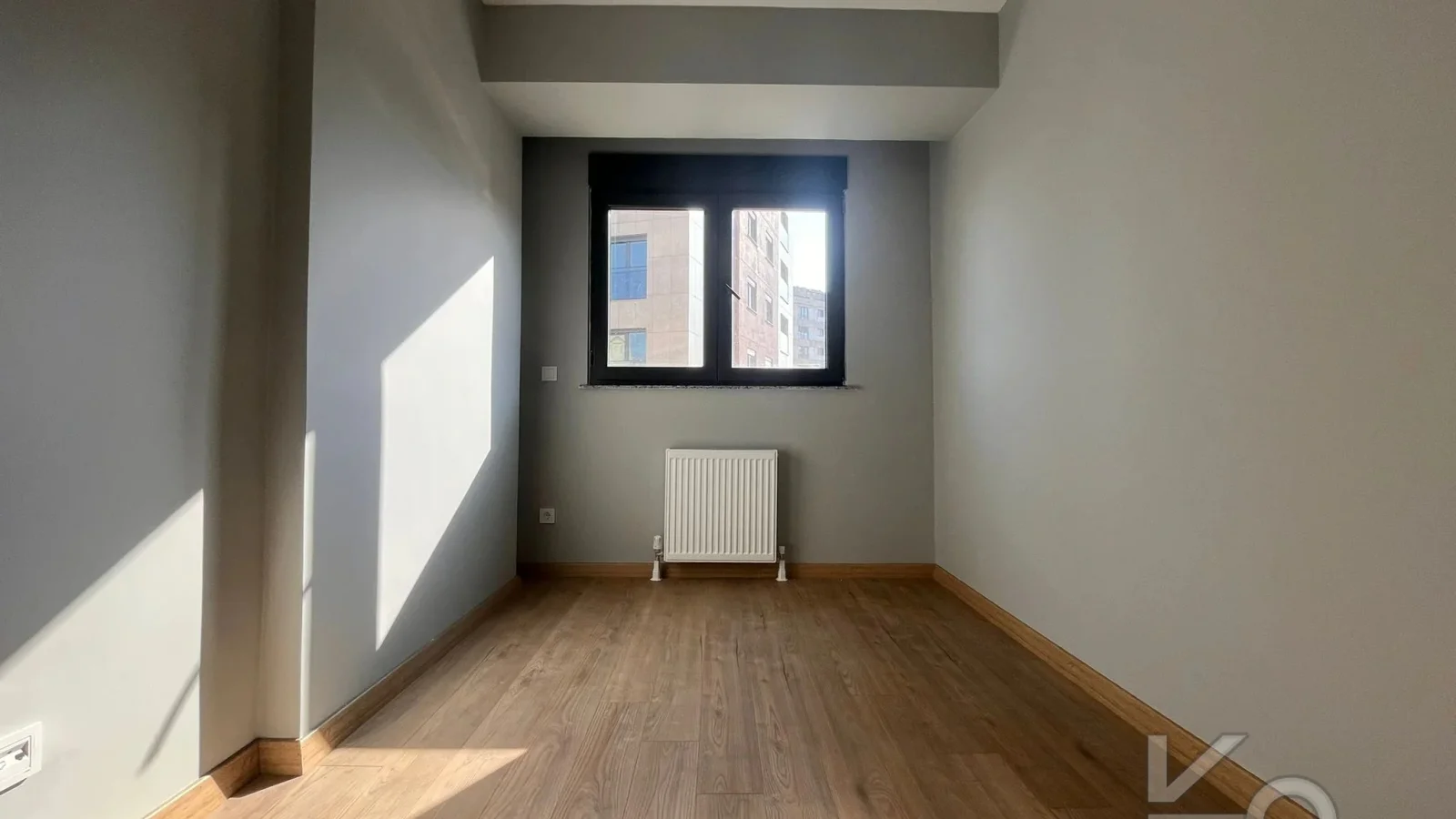 Laci̇vertcadde Bostanci'da 7/24 Güvenlikli Balkonlu Ebeveynli 75m² Net 2+1