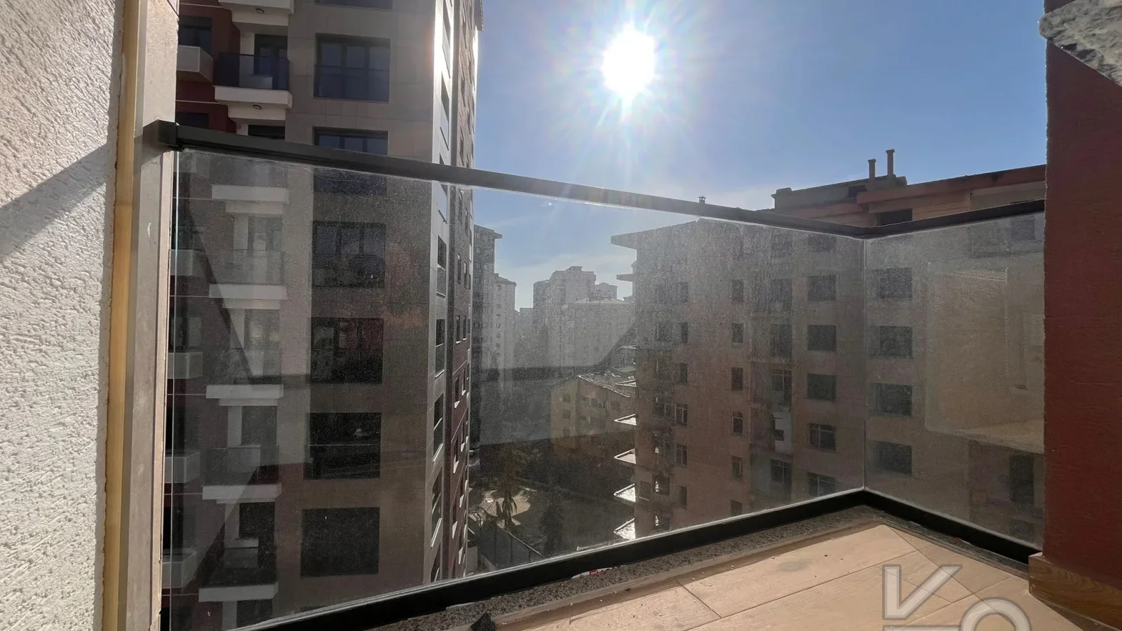 Laci̇vertcadde Bostanci'da 7/24 Güvenlikli Balkonlu Ebeveynli 75m² Net 2+1