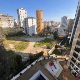 Laci̇vertcadde Bostanci'da 7/24 Güvenlikli Balkonlu Ebeveynli 75m² Net 2+1