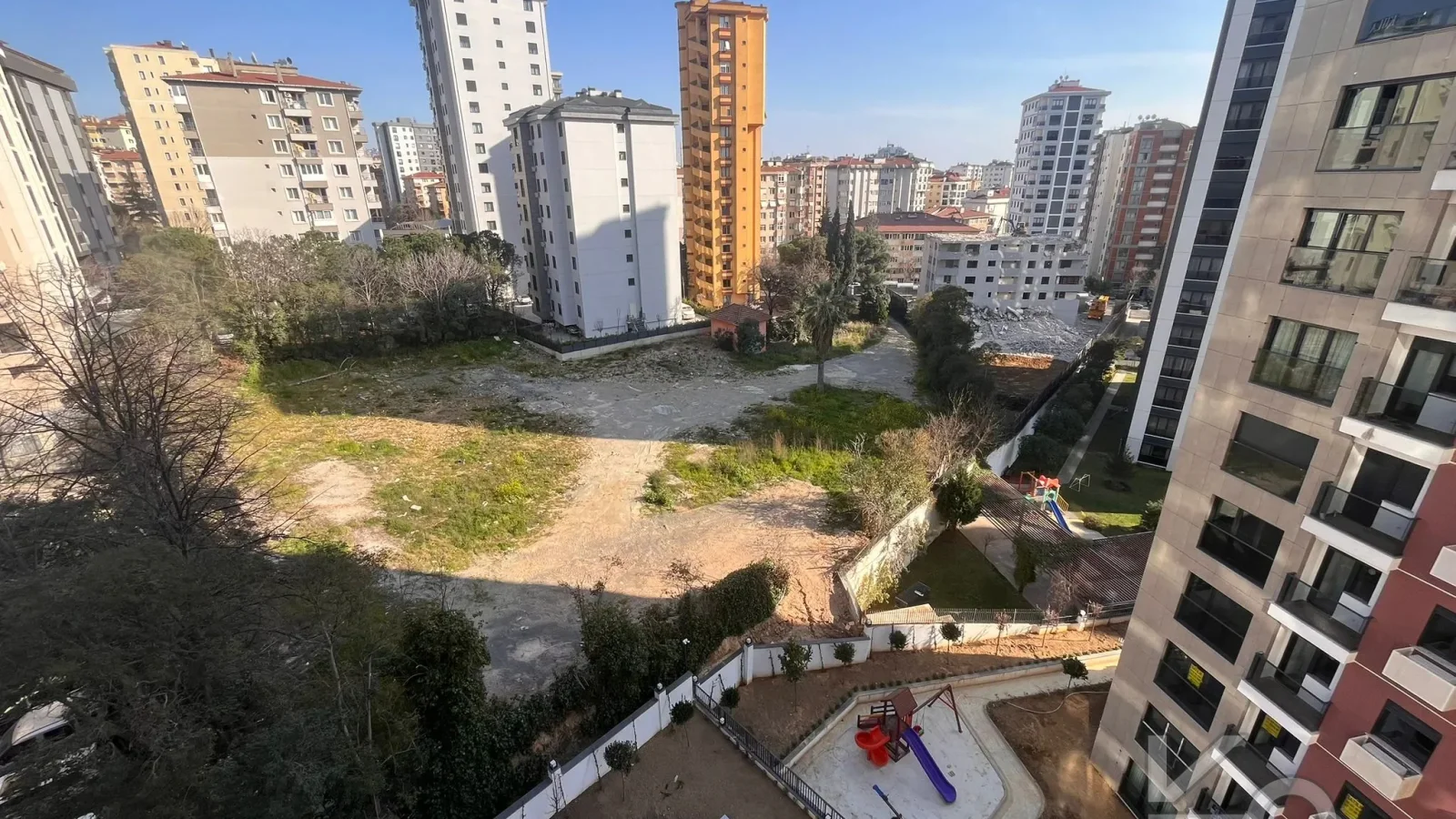 Laci̇vertcadde Bostanci'da 7/24 Güvenlikli Balkonlu Ebeveynli 75m² Net 2+1