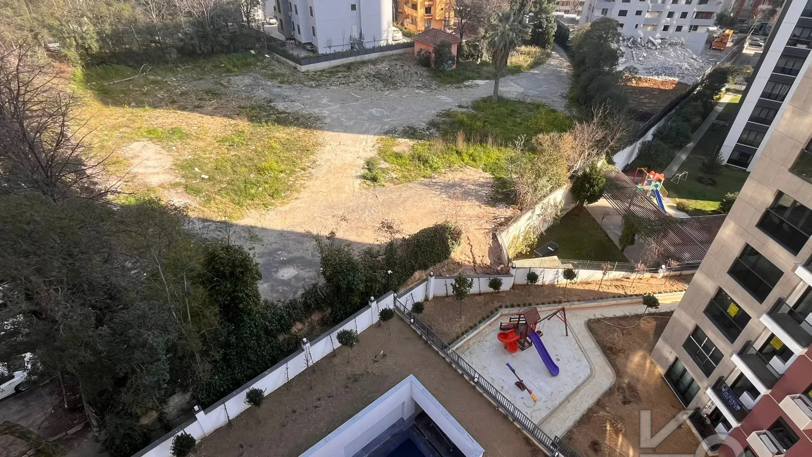 Laci̇vertcadde Bostanci'da 7/24 Güvenlikli Balkonlu Ebeveynli 75m² Net 2+1