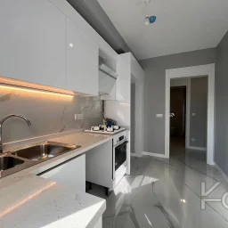 Laci̇vertcadde Bostanci'da 7/24 Güvenlikli Balkonlu Ebeveynli 75m² Net 2+1