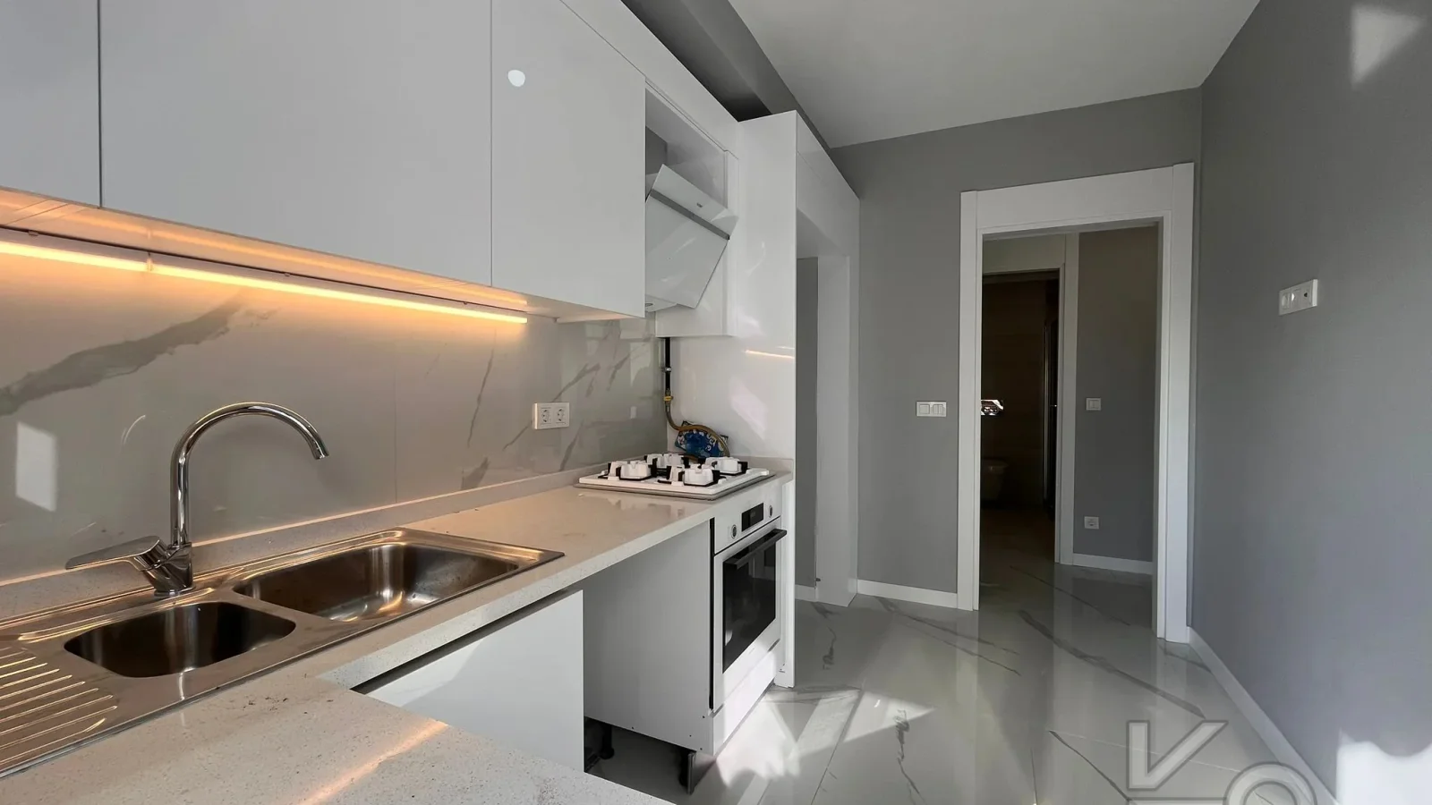 Laci̇vertcadde Bostanci'da 7/24 Güvenlikli Balkonlu Ebeveynli 75m² Net 2+1