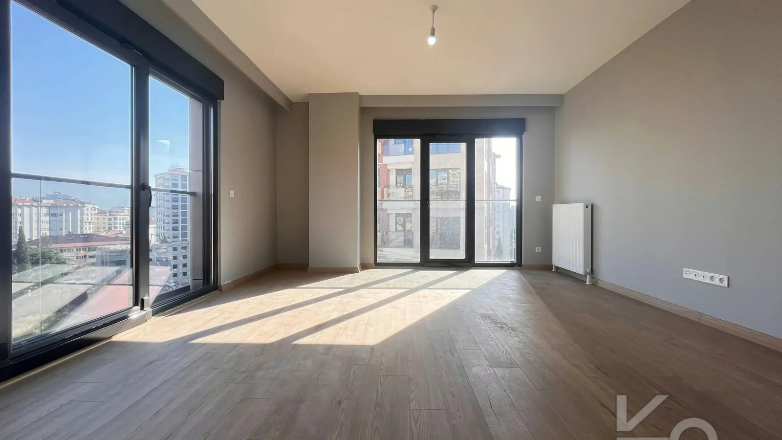 Laci̇vertcadde Bostanci'da 7/24 Güvenlikli Balkonlu Ebeveynli 75m² Net 2+1
