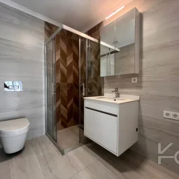 Laci̇vertcadde Bostanci'da 7/24 Güvenlikli Balkonlu Ebeveynli 75m² Net 2+1