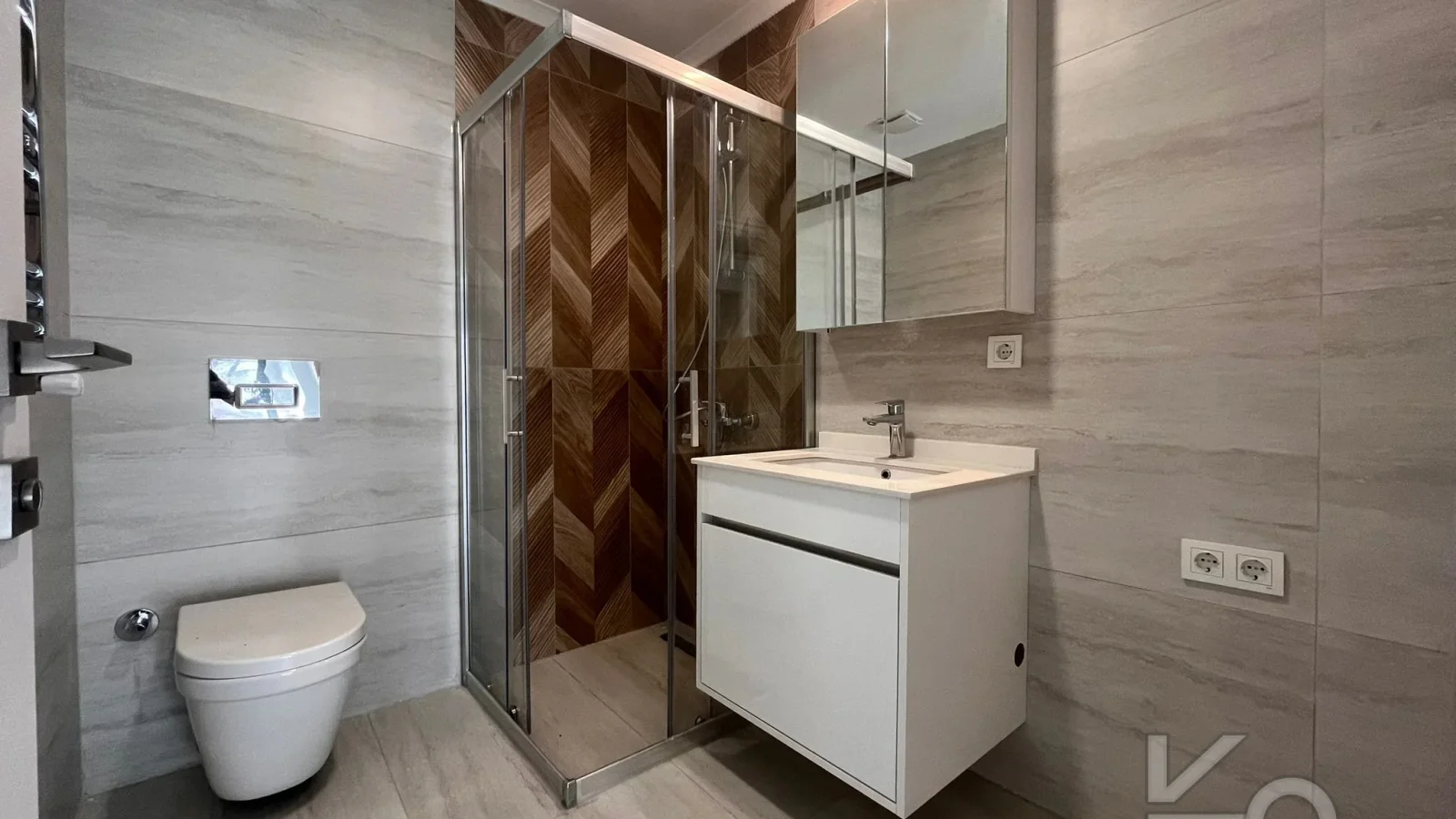 Laci̇vertcadde Bostanci'da 7/24 Güvenlikli Balkonlu Ebeveynli 75m² Net 2+1