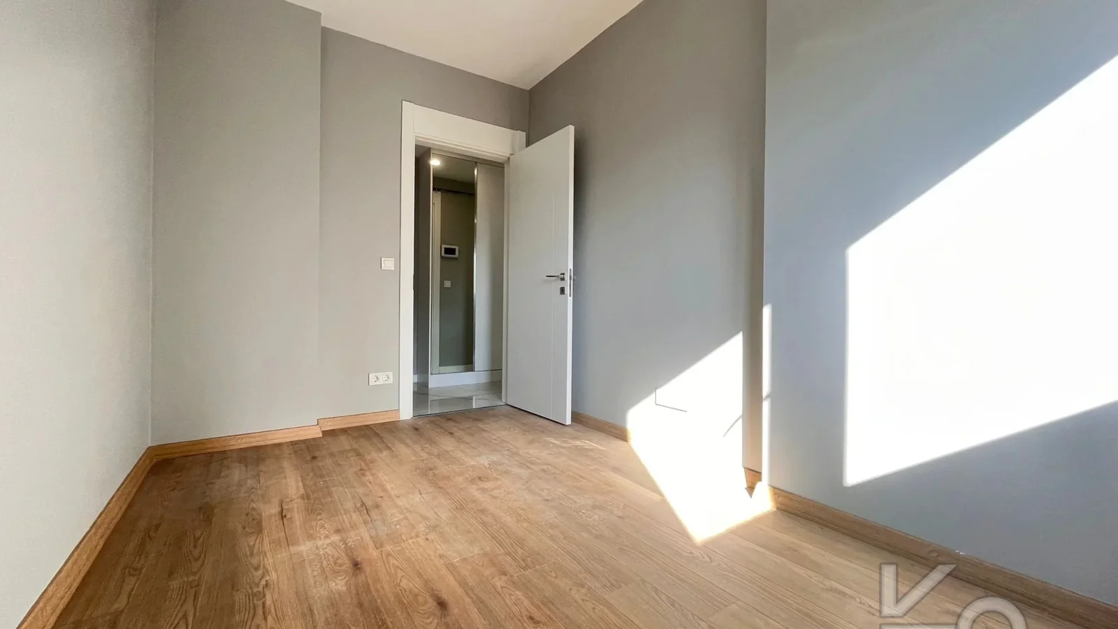 Laci̇vertcadde Bostanci'da 7/24 Güvenlikli Balkonlu Ebeveynli 75m² Net 2+1