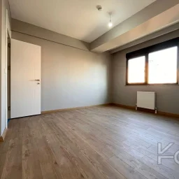 Laci̇vertcadde Bostanci'da 7/24 Güvenlikli Balkonlu Ebeveynli 75m² Net 2+1