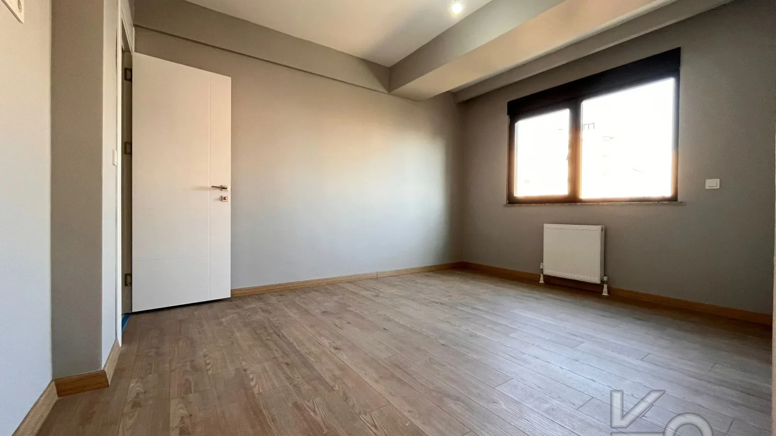 Laci̇vertcadde Bostanci'da 7/24 Güvenlikli Balkonlu Ebeveynli 75m² Net 2+1