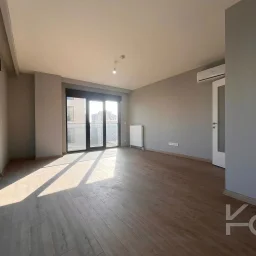 Laci̇vertcadde Bostanci'da 7/24 Güvenlikli Balkonlu Ebeveynli 75m² Net 2+1