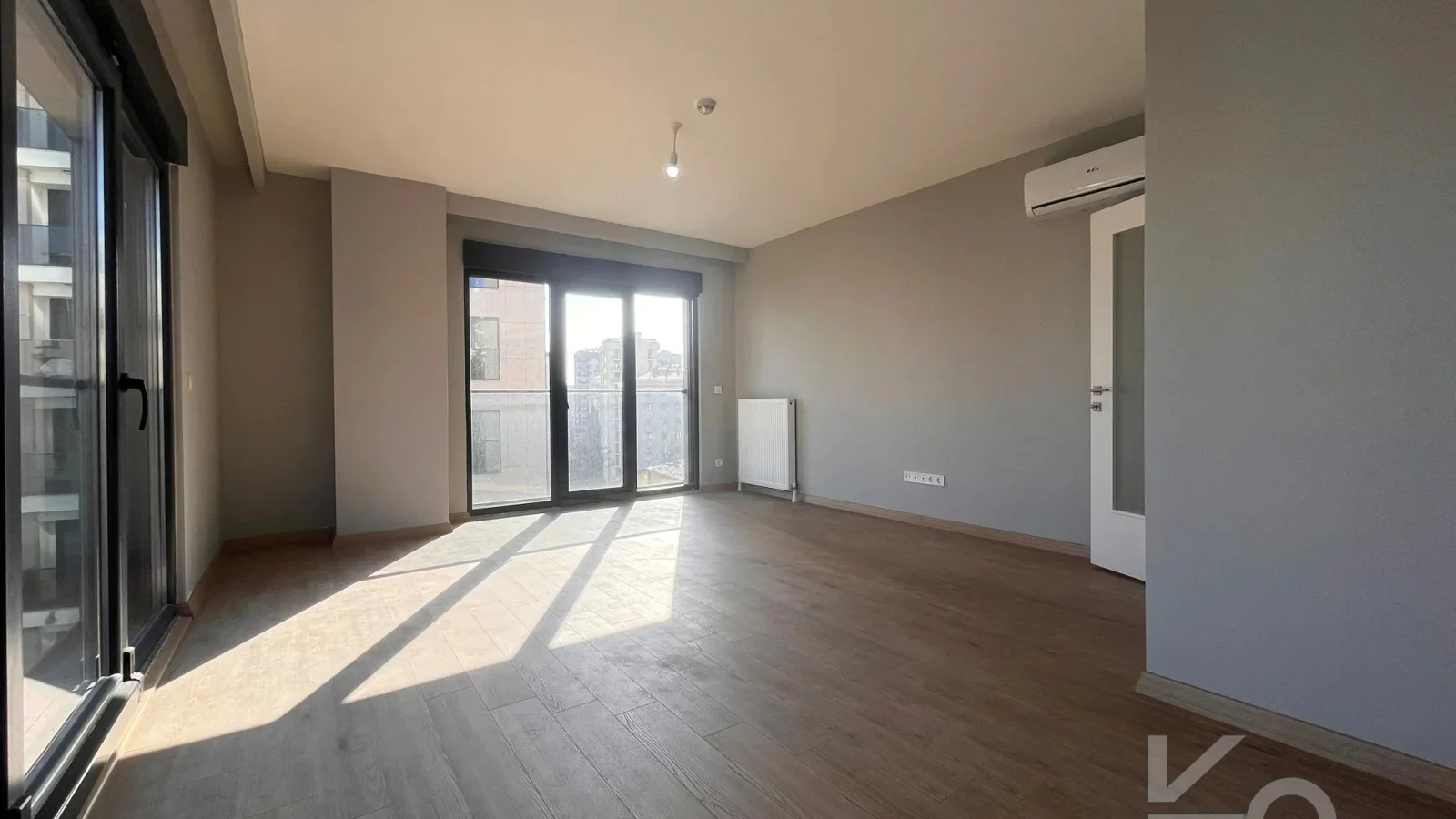 Laci̇vertcadde Bostanci'da 7/24 Güvenlikli Balkonlu Ebeveynli 75m² Net 2+1
