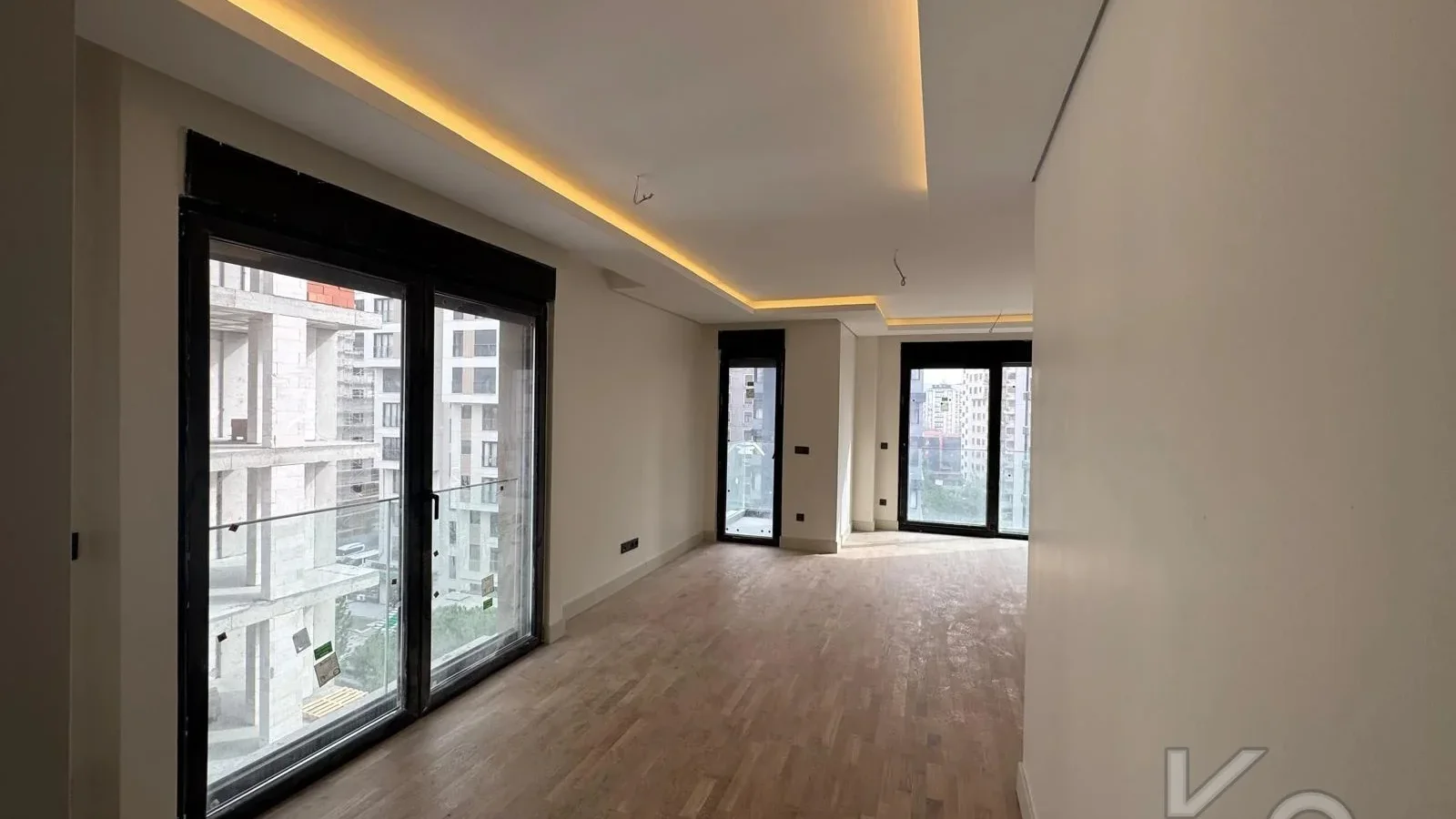 Laci̇vertcadde Suadi̇ye Bağdat Yakini Balkonlu Sifir