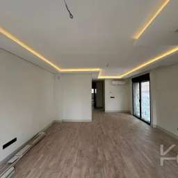 Laci̇vertcadde Suadi̇ye Bağdat Yakini Balkonlu Sifir