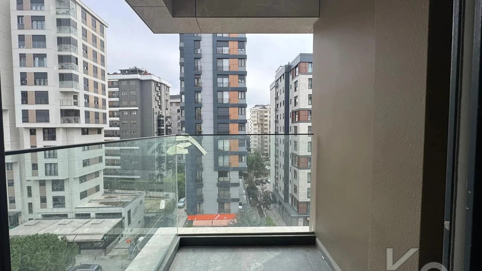 Laci̇vertcadde Suadi̇ye Bağdat Yakini Balkonlu Sifir