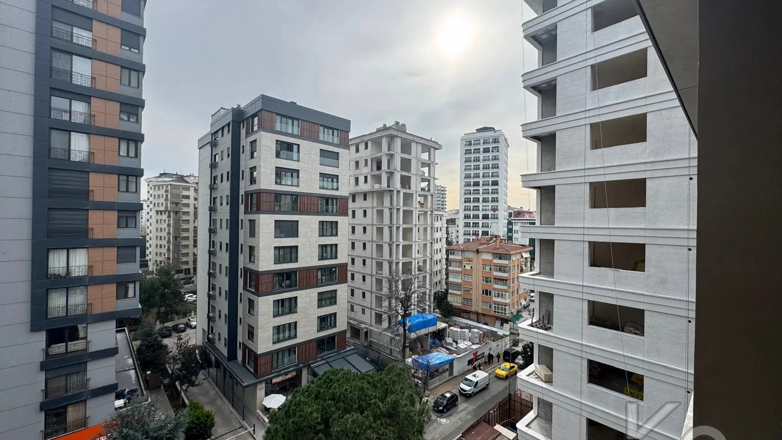 Laci̇vertcadde Suadi̇ye Bağdat Yakini Balkonlu Sifir