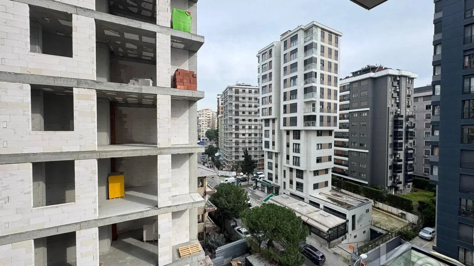 Laci̇vertcadde Suadi̇ye Bağdat Yakini Balkonlu Sifir