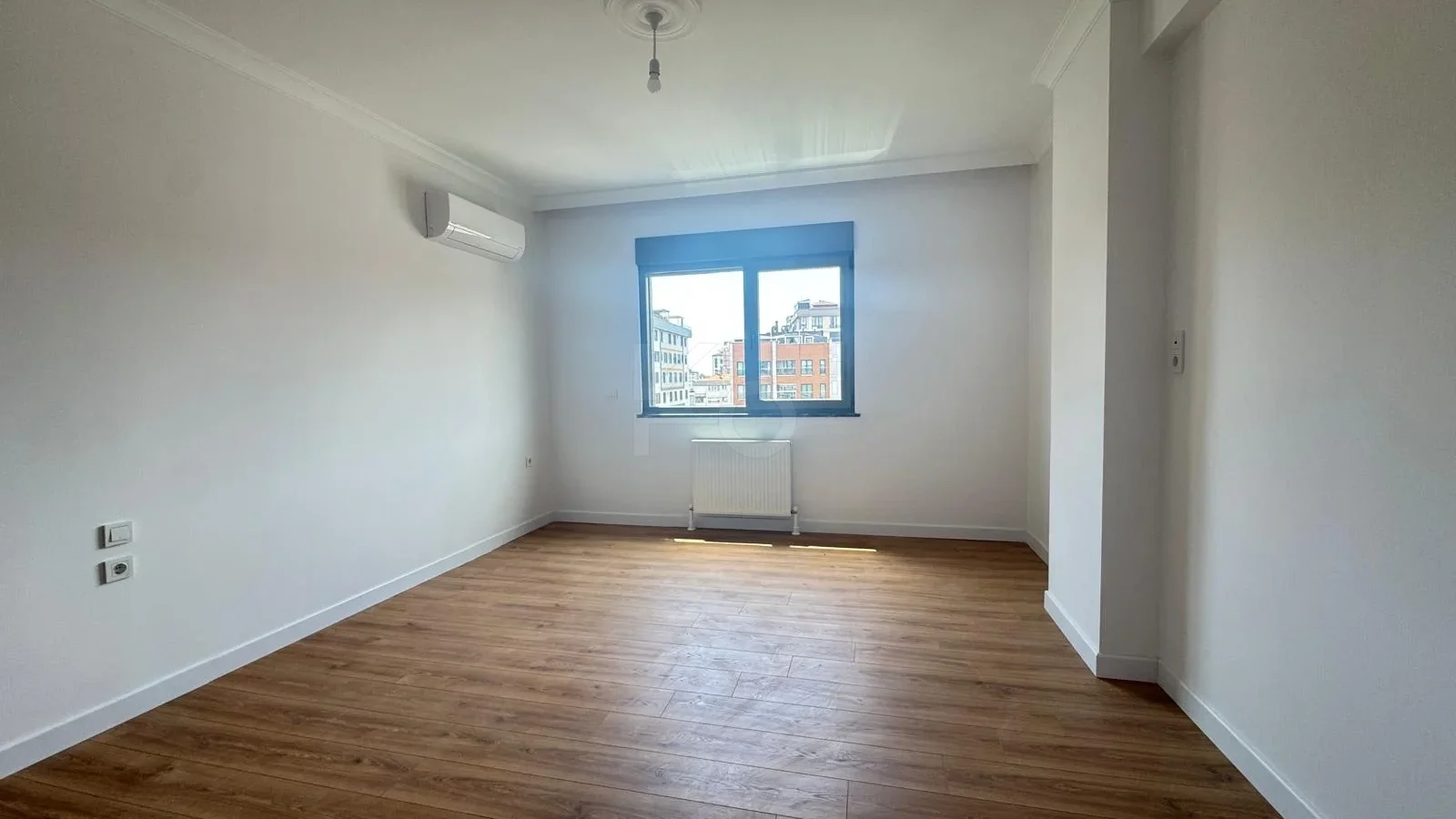 Lacivertcadde Erenköy’de Satılık 3 Cepheli Ebeveynli Balkonlu 110m² Net 3+1