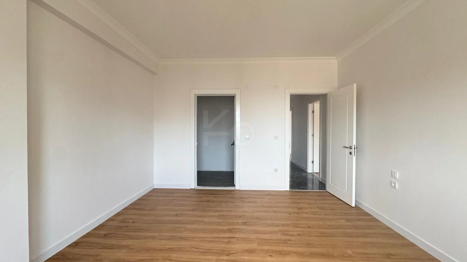 Lacivertcadde Erenköy’de Satılık 3 Cepheli Ebeveynli Balkonlu 110m² Net 3+1