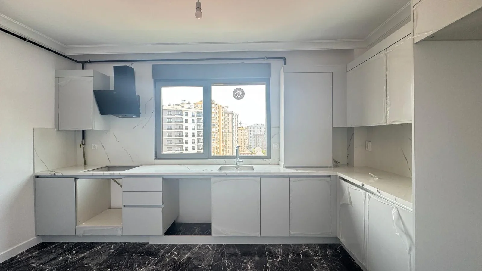 Lacivertcadde Erenköy’de Satılık 3 Cepheli Ebeveynli Balkonlu 110m² Net 3+1