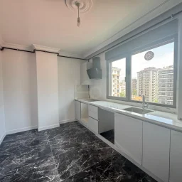 Lacivertcadde Erenköy’de Satılık 3 Cepheli Ebeveynli Balkonlu 110m² Net 3+1